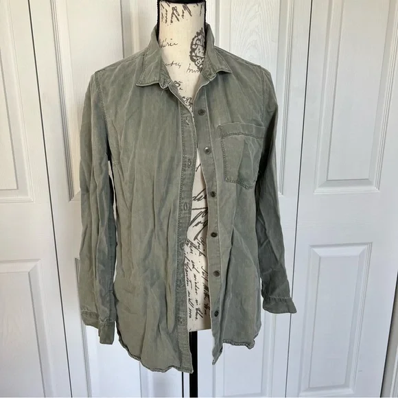 Old Navy Green Khaki Style Button Down Top - Sz Medium - Picture 1 of 3